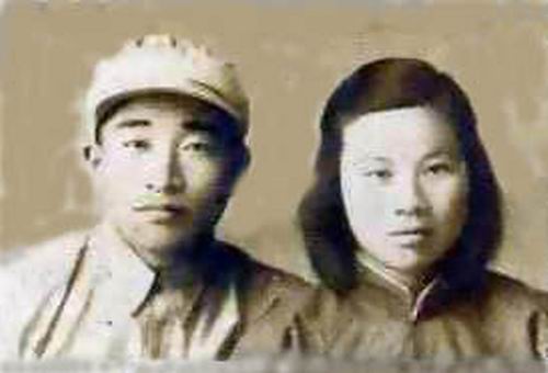 万广富与刘继英夫妇摄于1951年的结婚照.jpg