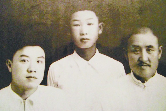 1936年，杨守先(中)与父亲杨荆石(左)在济南合影。.jpg