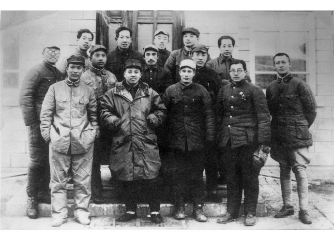1947年10月任东北民主联军上干大队政委的刘兴元（前排左一）.jpg