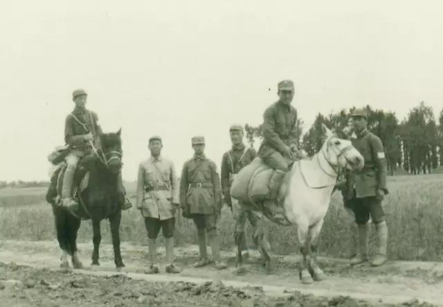 1942年夏在鲁中军区三分区，前排骑白马者为孟英.jpg