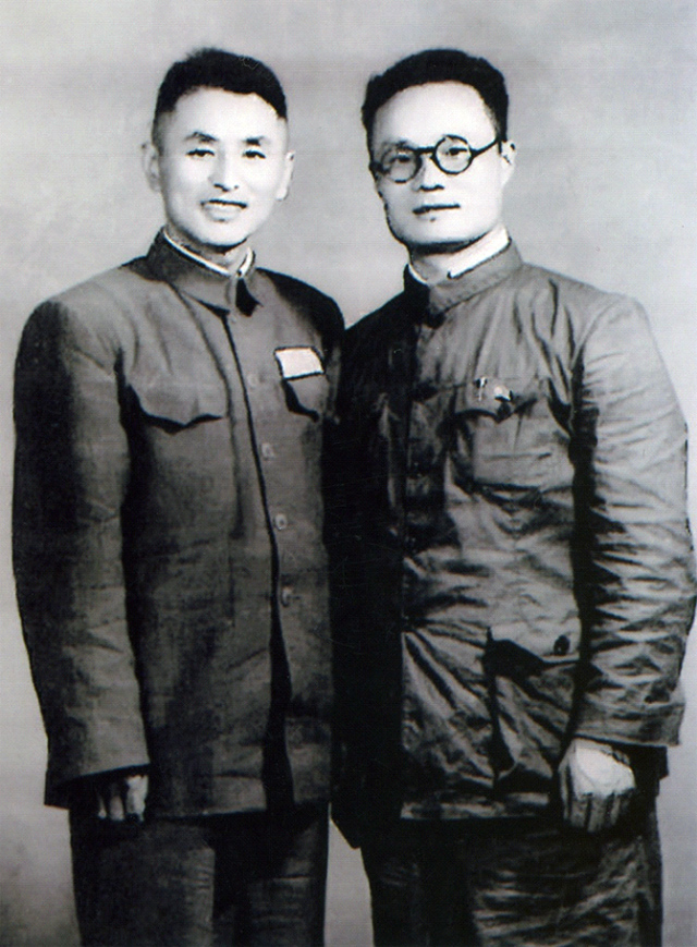 50年代初任玉溪第一任专员时与岳肖侠地委书记合影.jpg