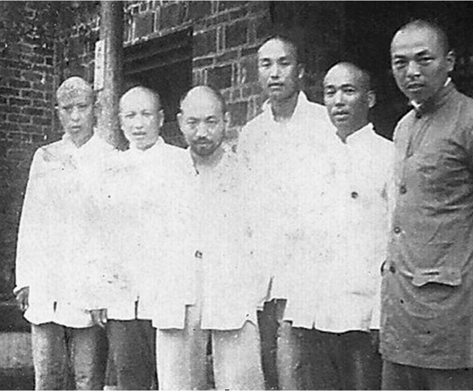 1945年7月白涛（右一）与当地干部合影于青口（赣榆）.png