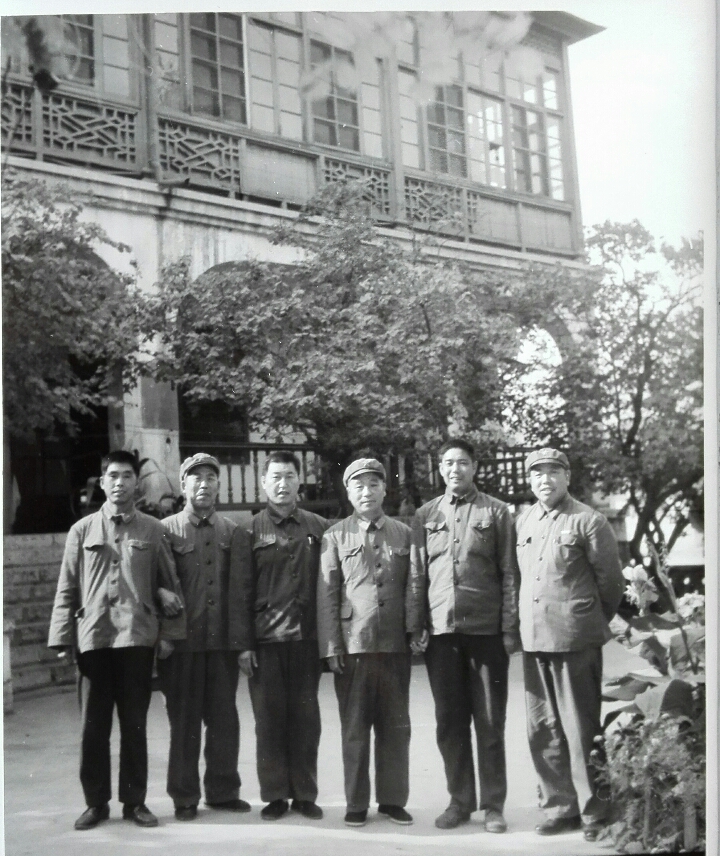 1976年朱玉荣唐山抗震救灾，在唐山唯一没倒塌的楼前合影。右一谭顺田政委，右三朱玉荣军长.jpg